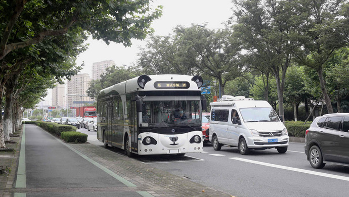 上海首辆无人驾驶公交车进行开放道路测试