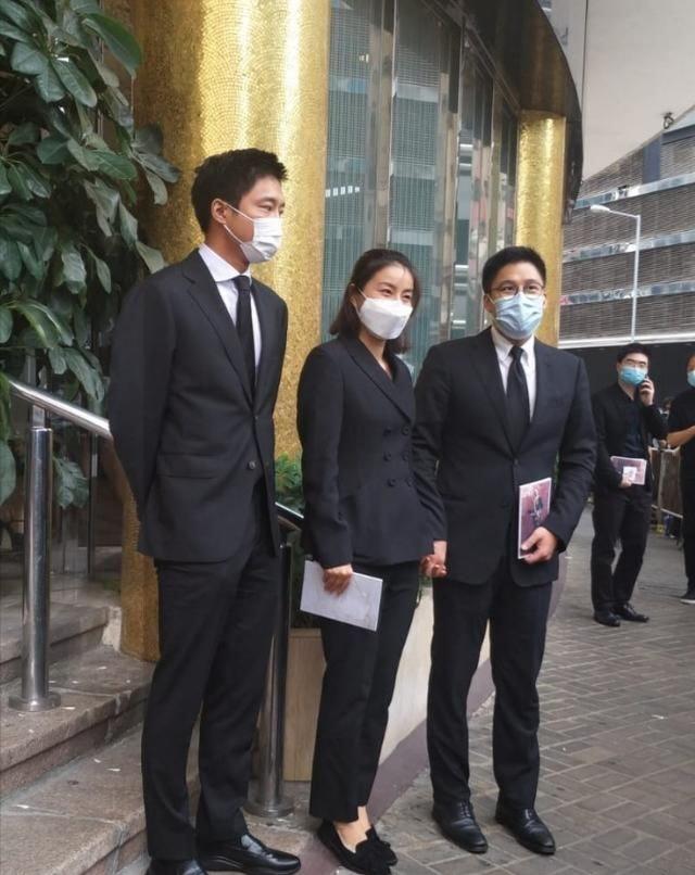 郭晶晶霍启刚参加赌王葬礼,穿西装牵手小鸟依人,素颜半马尾朴实