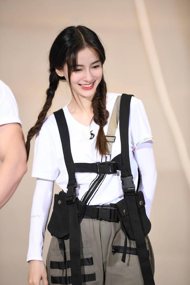angelababy双马尾造型可爱俏皮,状态超好,网友:仿佛18岁少女