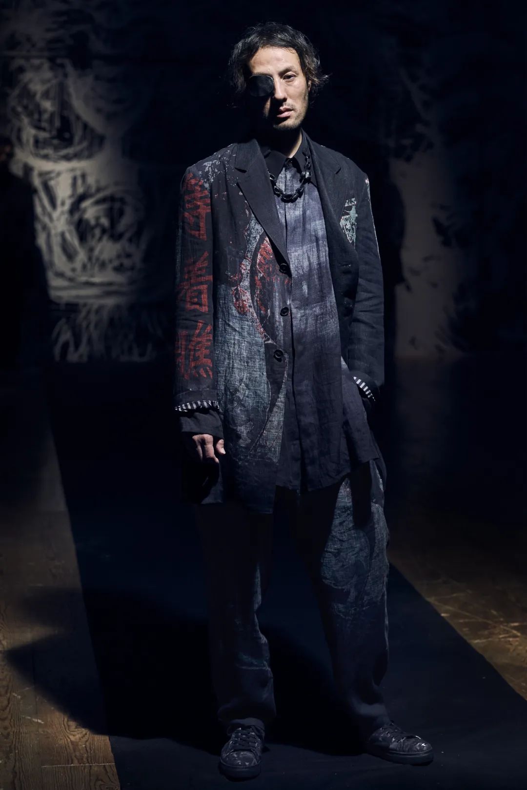 yohji yamamoto 2021春夏男装-山本眼睛转向过去,倒退
