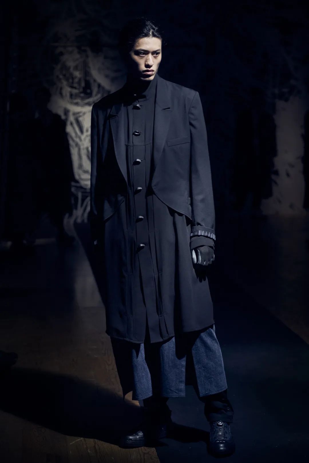 yohji yamamoto 2021春夏男装-山本眼睛转向过去,倒退