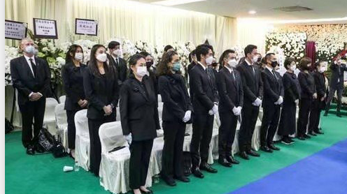 赌王公祭现场,4个儿子整齐同框,家族排位何超琼居一排
