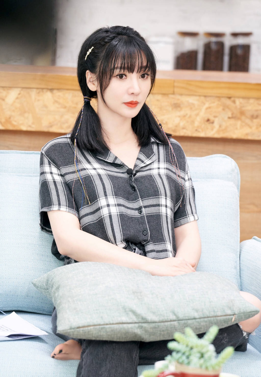 40岁柳岩真不显老,穿卡其色套装扎彩色发箍,同框郑爽依旧少女