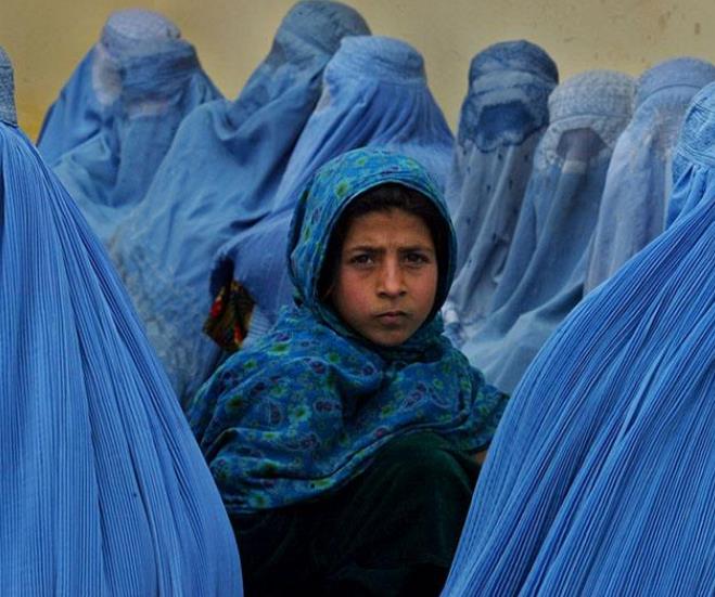 阿富汗的女性,终日被"罩袍"遮挡,是偏见还是安全感?