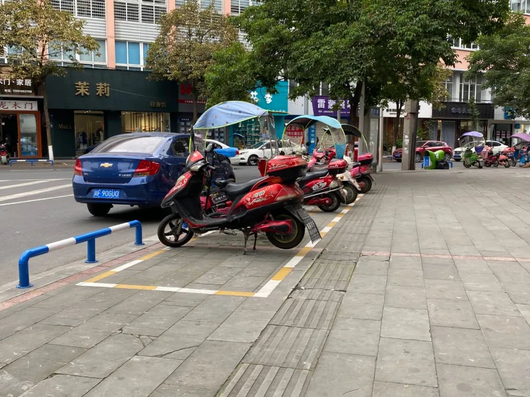 什邡街头新增非机动车停靠位,大家可得把队"站整齐"!