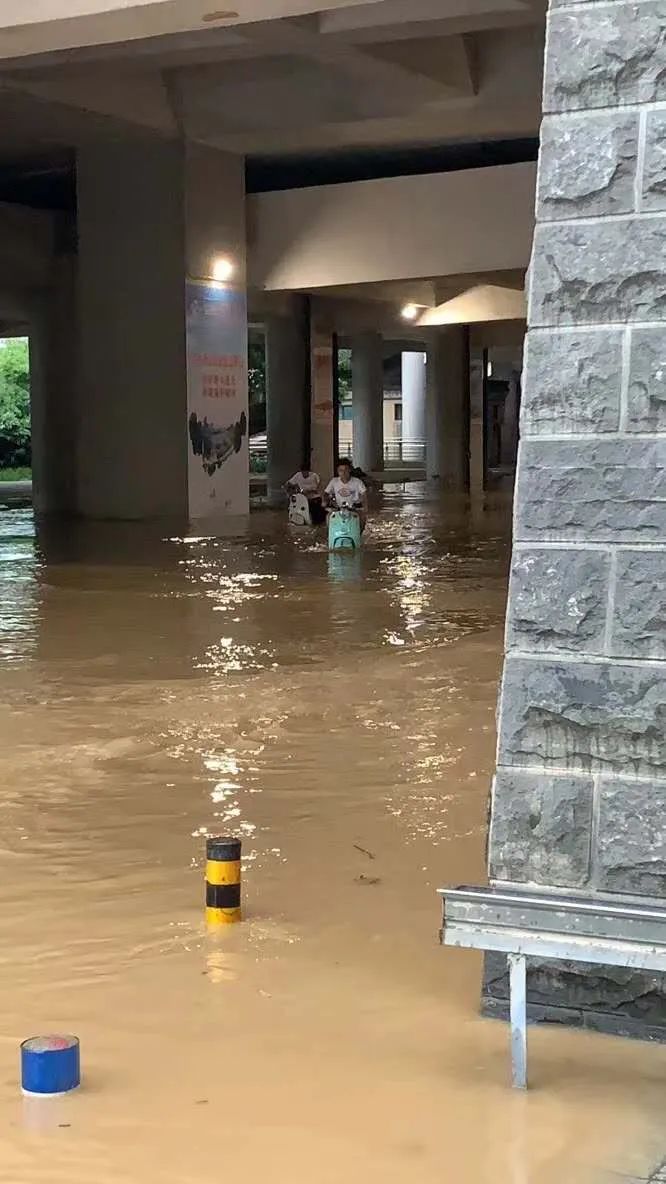 柳州洪水已上河堤,交警出动拖车,今晚还有大暴雨