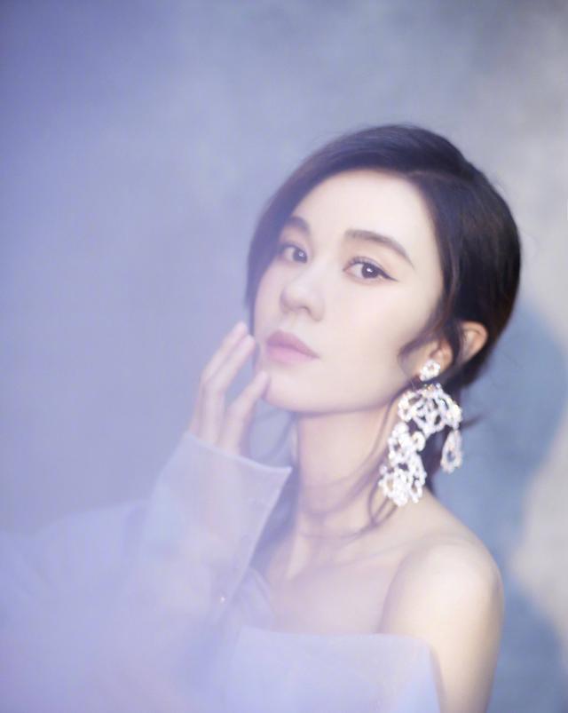 乘风破浪的实力女歌手,却因腿上热搜,该开心还是难过?