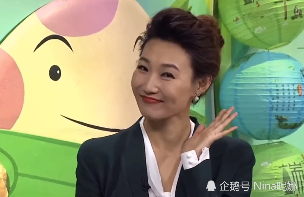 央视最受欢迎女主持,李梓萌摘下13年假发穿西装,43岁依旧年轻