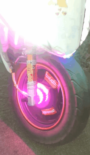鬼火的特点是不一定要开得快,但是灯一定要多,后座上的妹子年龄一定