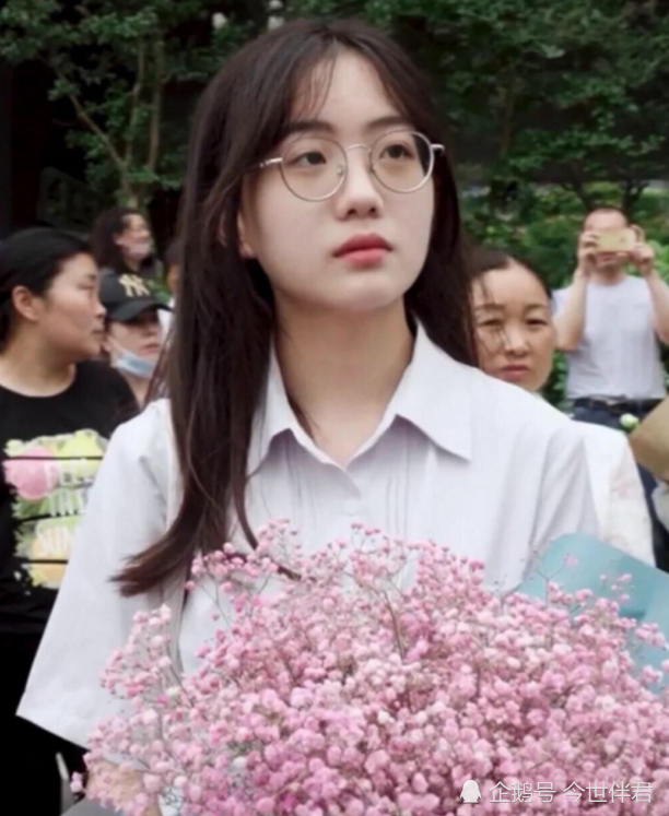 "高考最美等待"女孩走红,长着一张初恋脸,粉丝暴涨76万