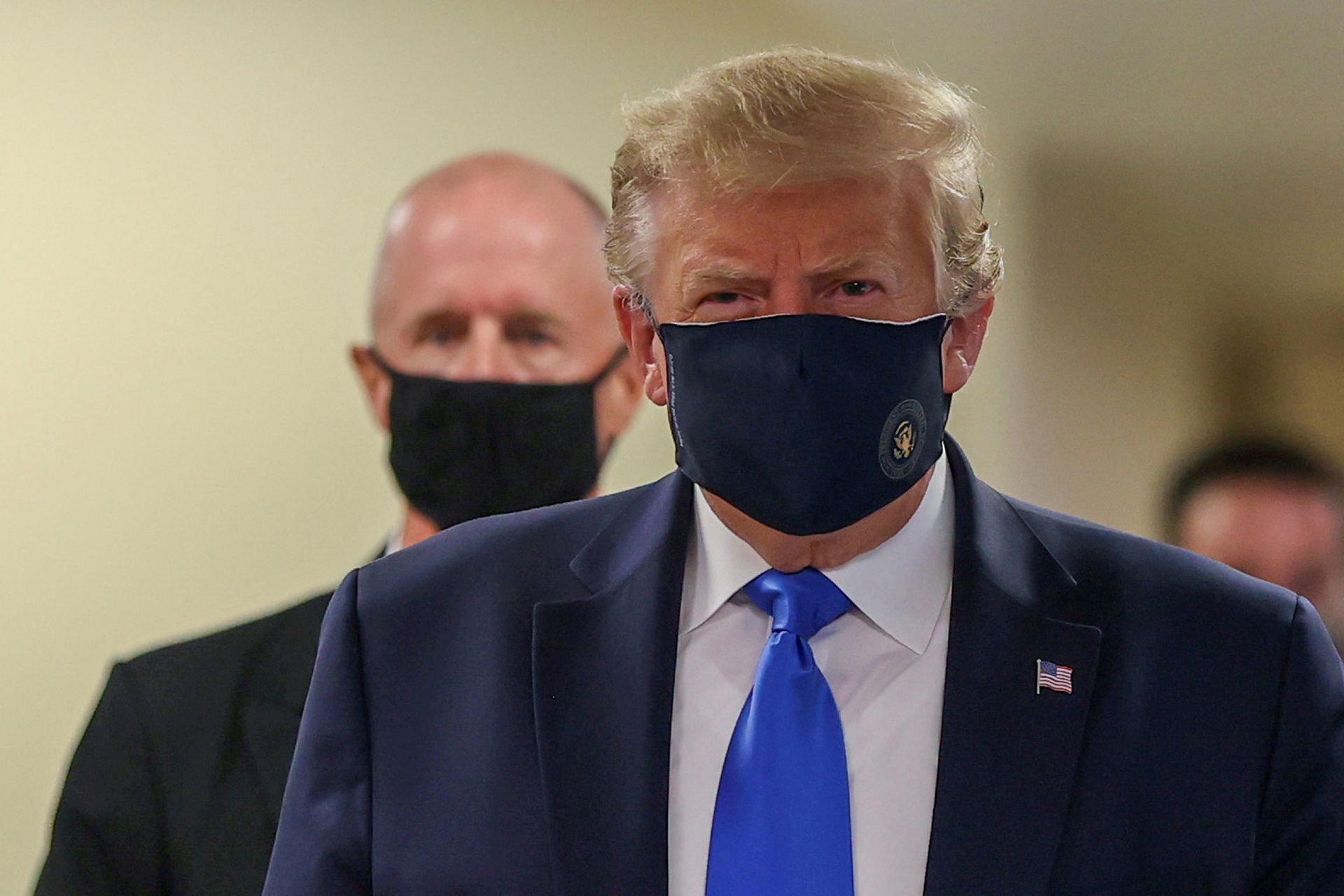 特朗普首次在公开场合戴口罩 改口称这是一件好事