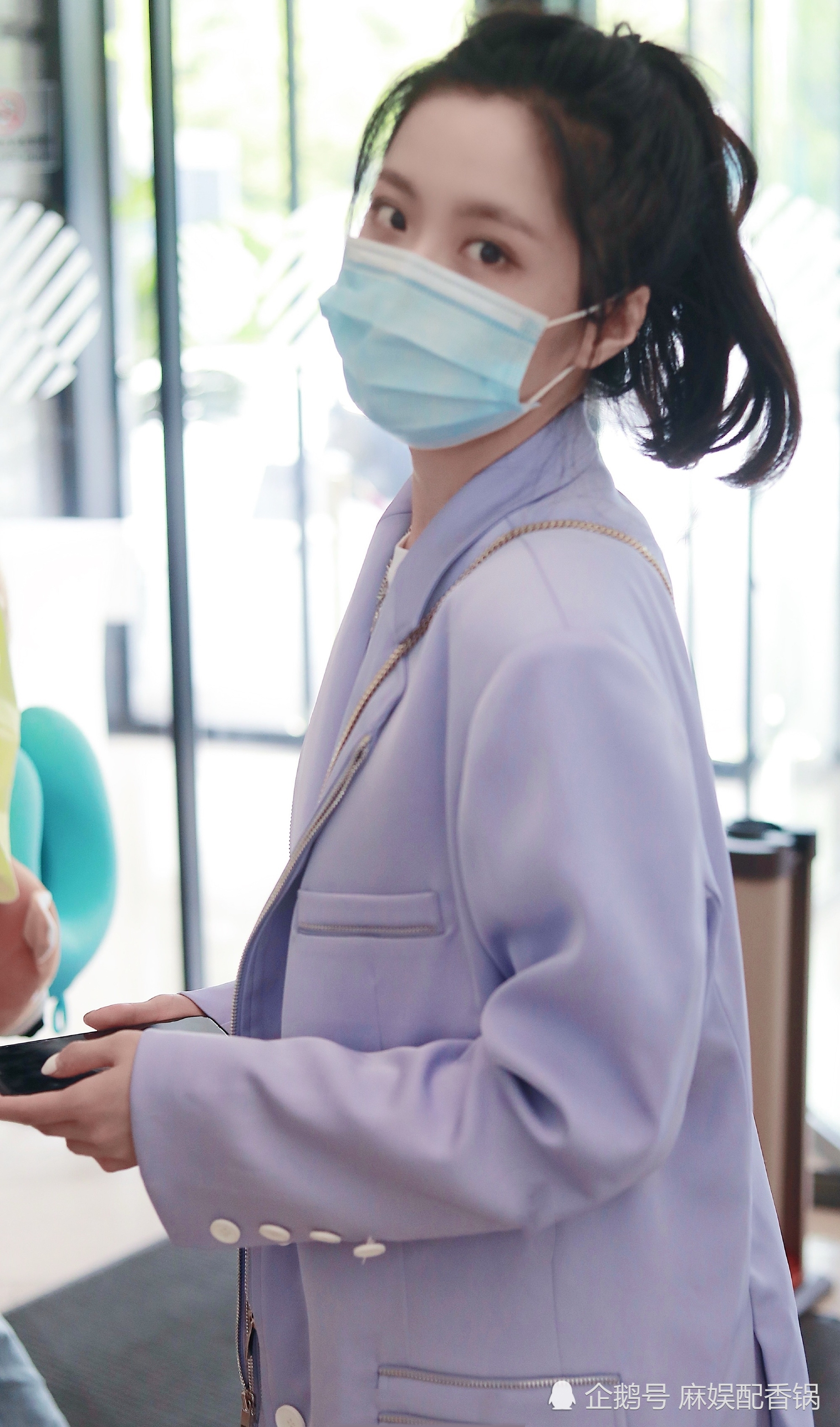 王艺谨成团后机场穿紫色大码西装男友力十足,网友:这对眼睛太像杨幂了