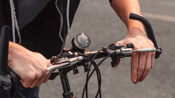 360度相机竟然能戴在手腕上 解锁各种自拍姿势