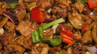 鸡肉炒得比较干身,吃的时候,沾点炒出来的鸡油吃,别有一番风味!