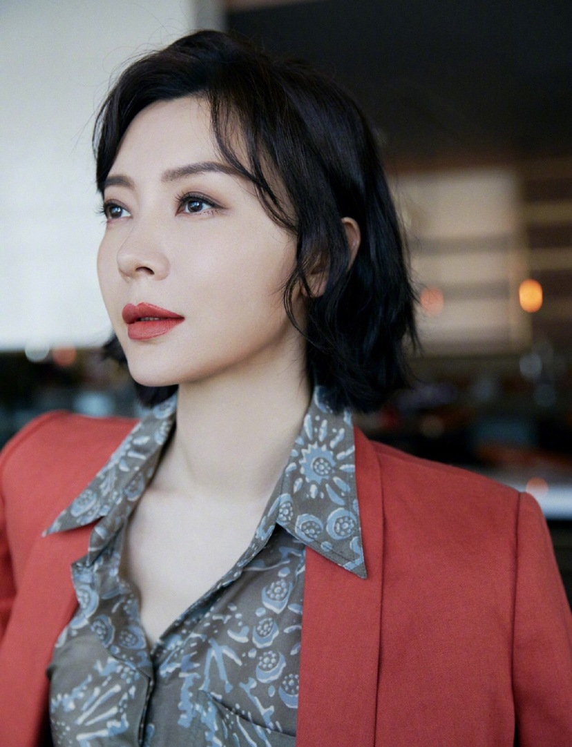 漂亮气质美女明星陈数橙色外套时尚魅力写真
