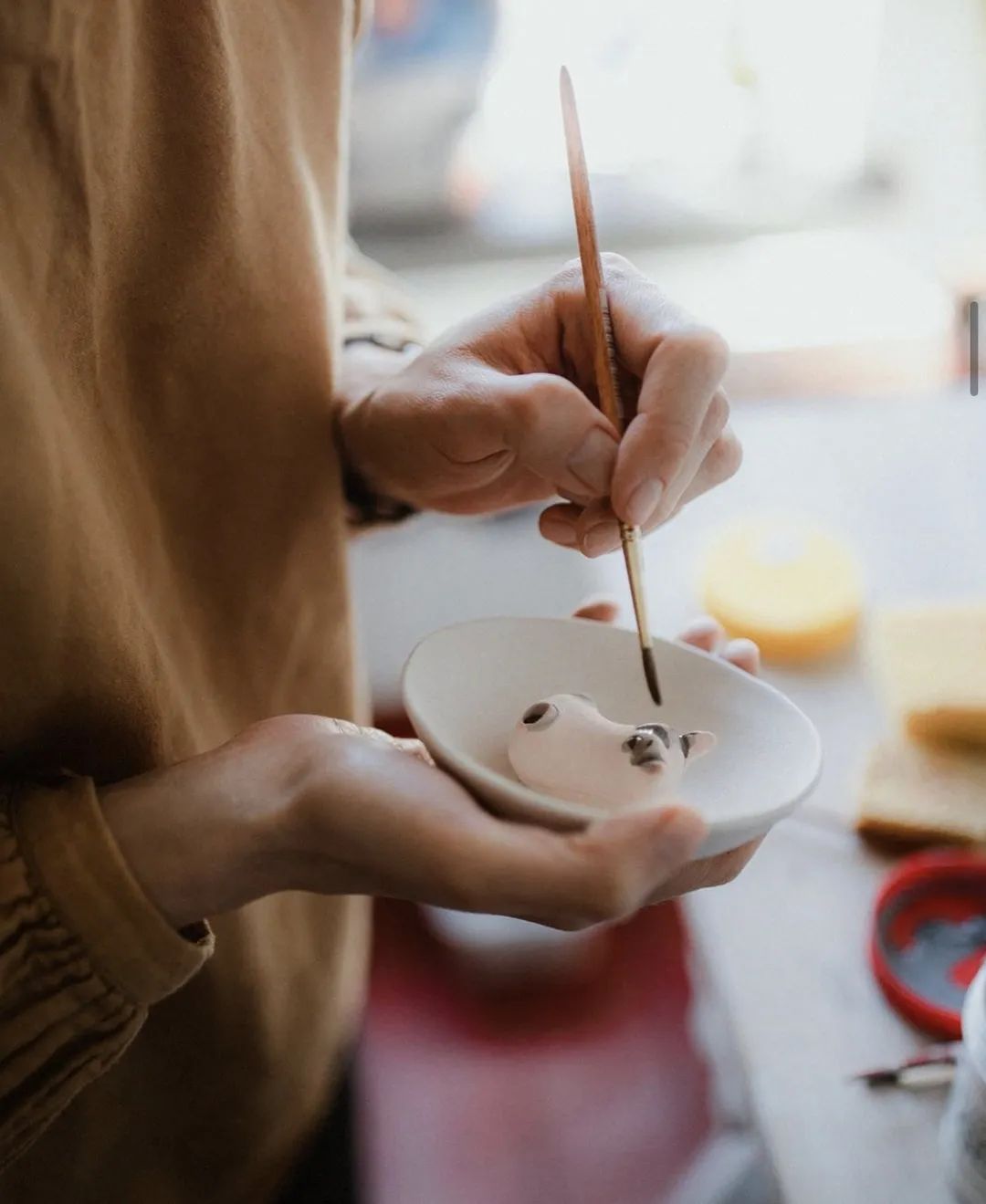 她为陶艺创作了有趣的灵魂