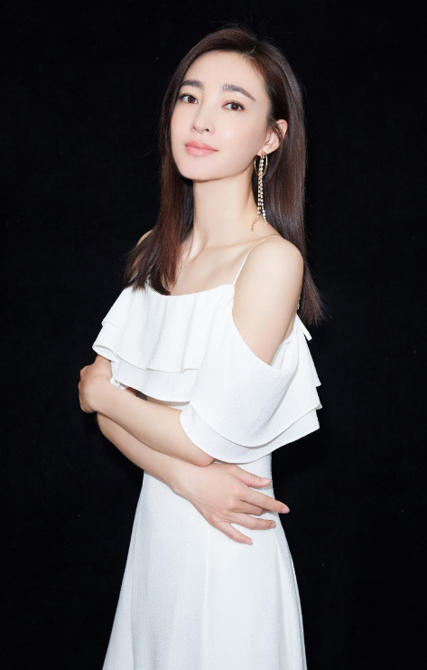 王丽坤时尚写真照,清纯甜美,可爱十足