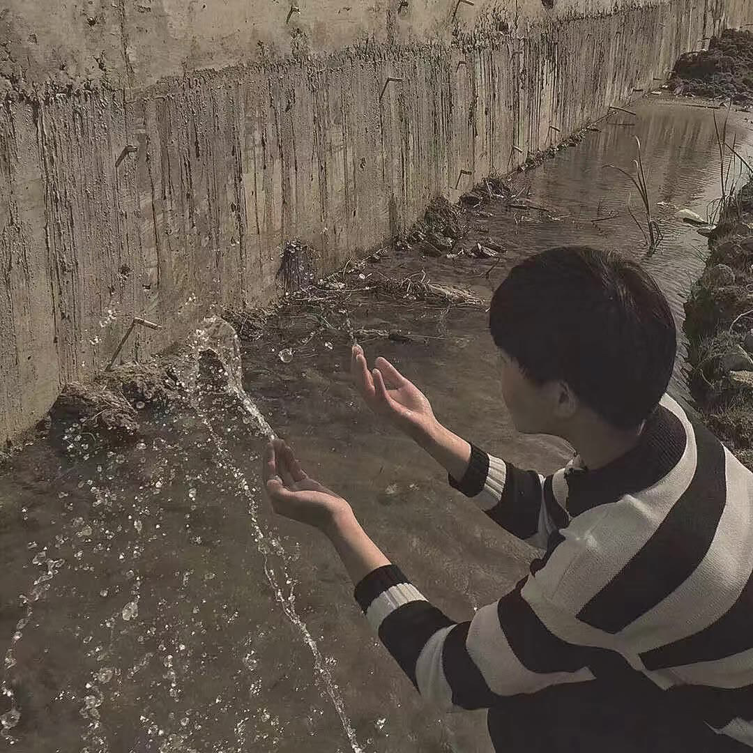 微颓·真人·男生头像:雨大撑伞也没用了,我的意思是无所谓了!