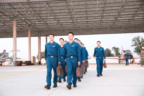 空军哈尔滨飞行学院迎来新"雏鹰"