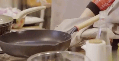 吴昕废材人设惹争议,不会做饭被指装过头,连谢娜都忍