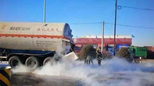 一,辨认危化品运输车 目前,运输危化品的车辆主要为罐车,也有