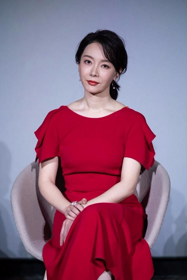 陈数脸好紧绷一点不自然,穿红裙驼背坐着,没一点优雅气质!