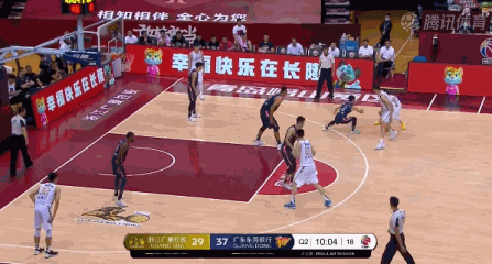 4.孙铭徽连突3人,传给中路顺下的胡金秋,打成2 1