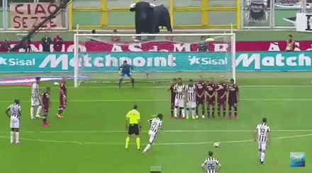 最优雅的勺子点球其实皮尔洛最为球迷熟知或称道的是他的勺子点球.