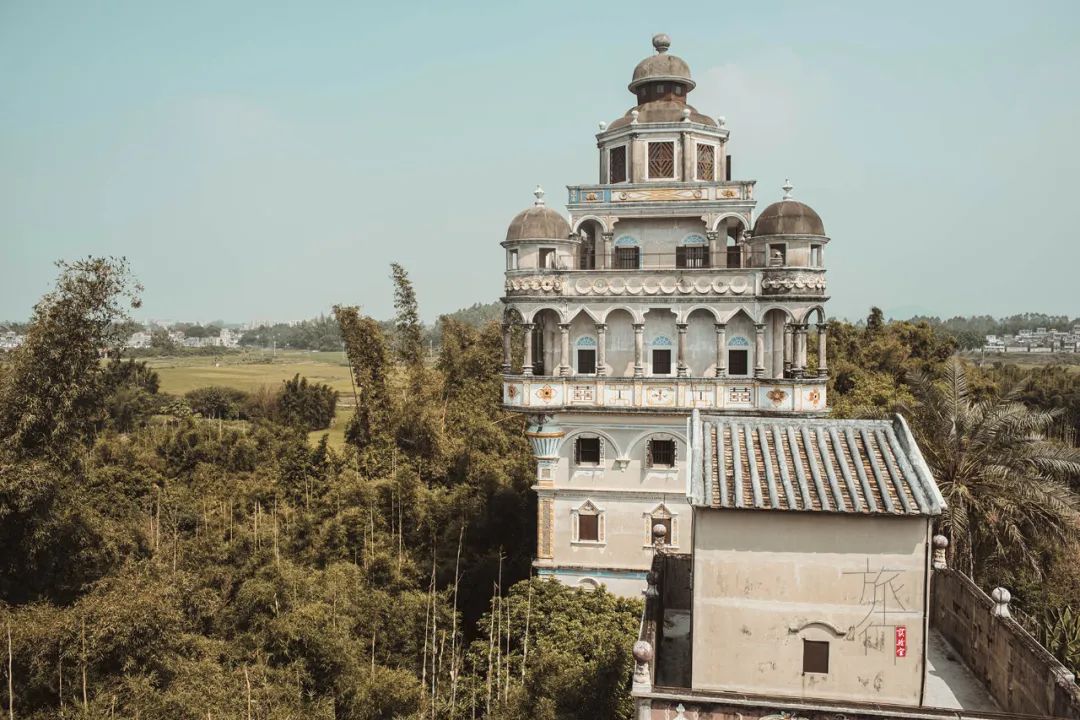 中西合璧的开平碉楼算是民居中的奇葩,对于旅游这种奇恰恰又是绝佳的