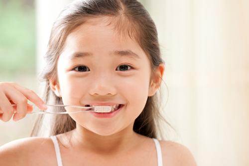 宝宝刷牙别早于3岁,伤牙龈还易"氟过量",洁牙方式要看