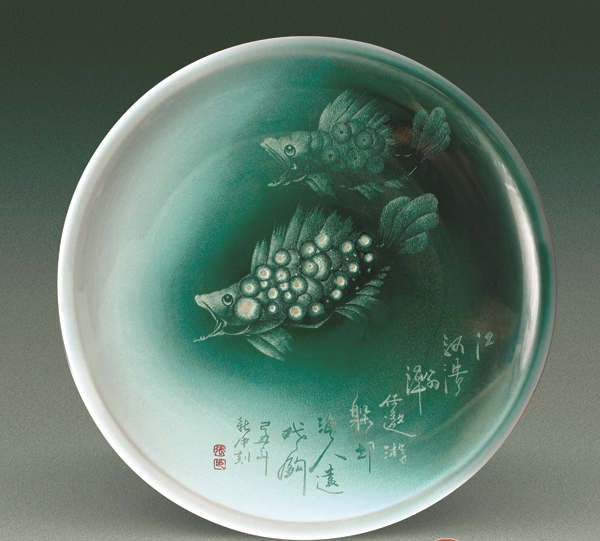 下面展示的是"中国刻瓷艺术大师"张新中的代表作品——