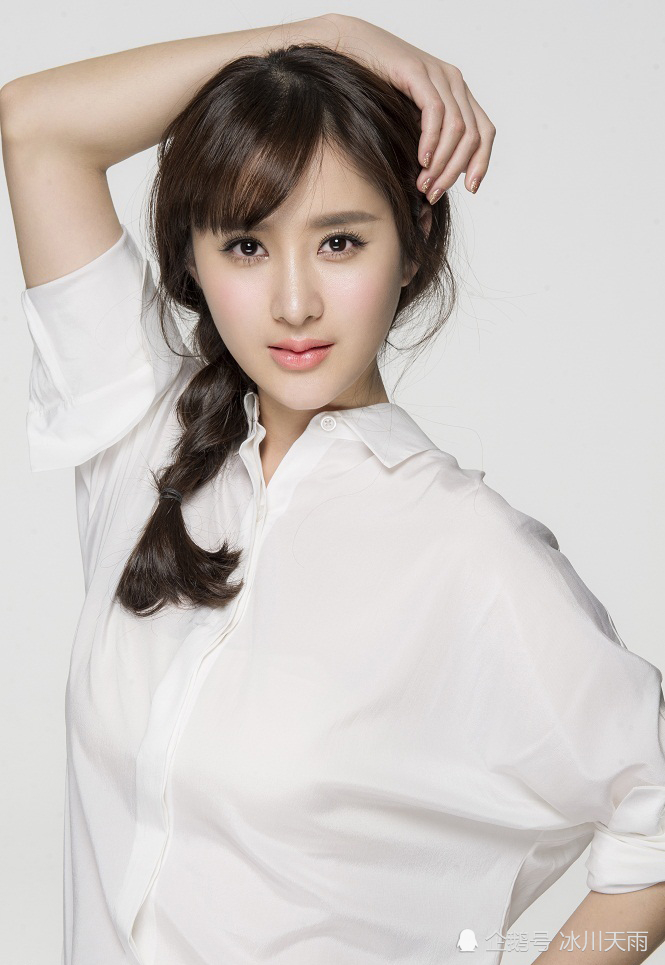 美女明星:郑媛元,穿着时尚的风衣,搭配一件白衬衫,尽显清爽干练气息