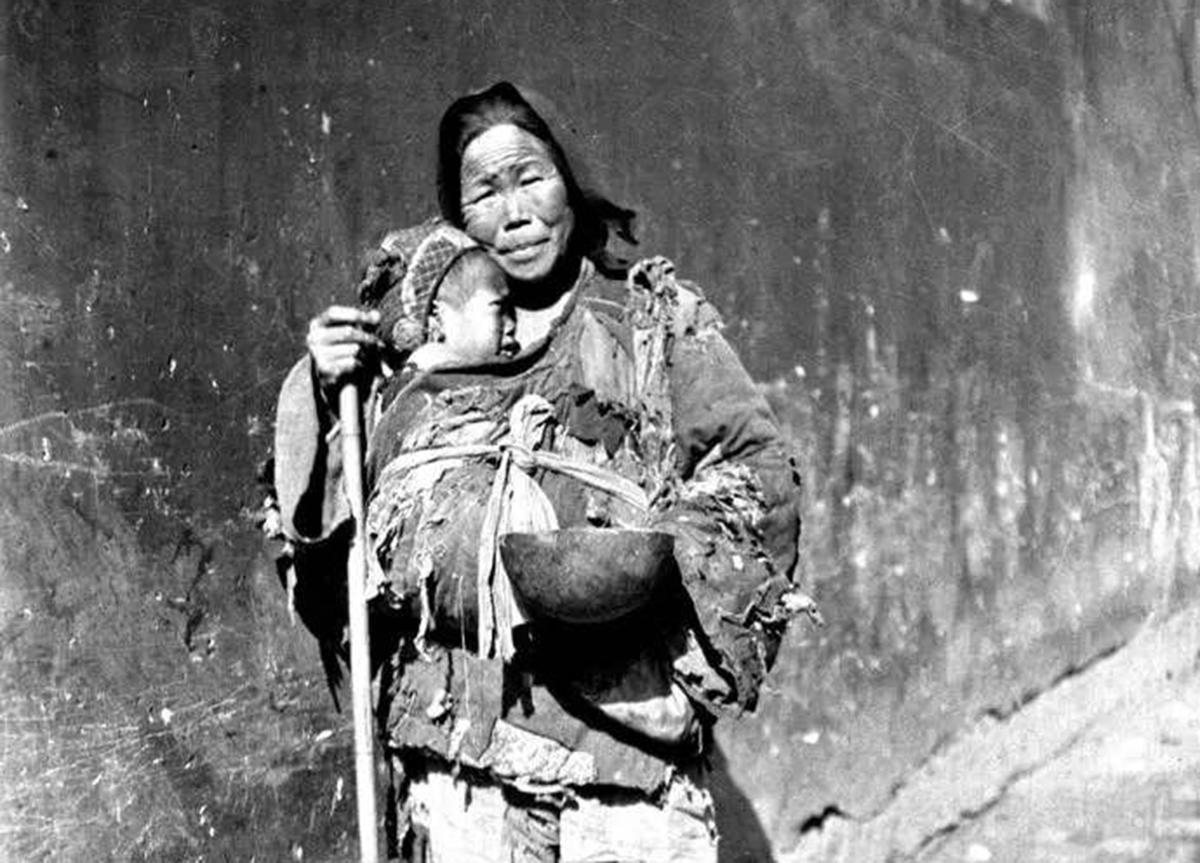 1949年的湖南女乞丐,上交1斤4两黄金,询问后发现她是英雄之妻