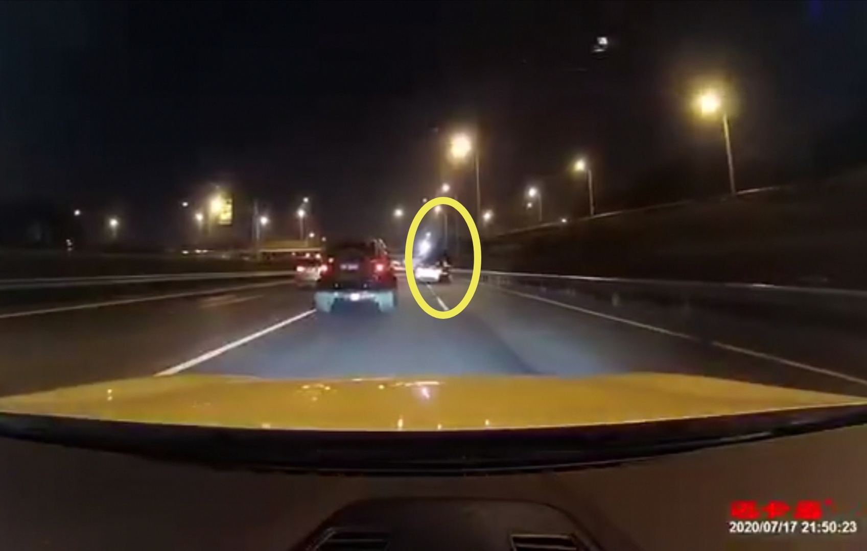 轿车追尾运钢管大货车,被挂在钢管下一路拖行,好心司机追车提醒