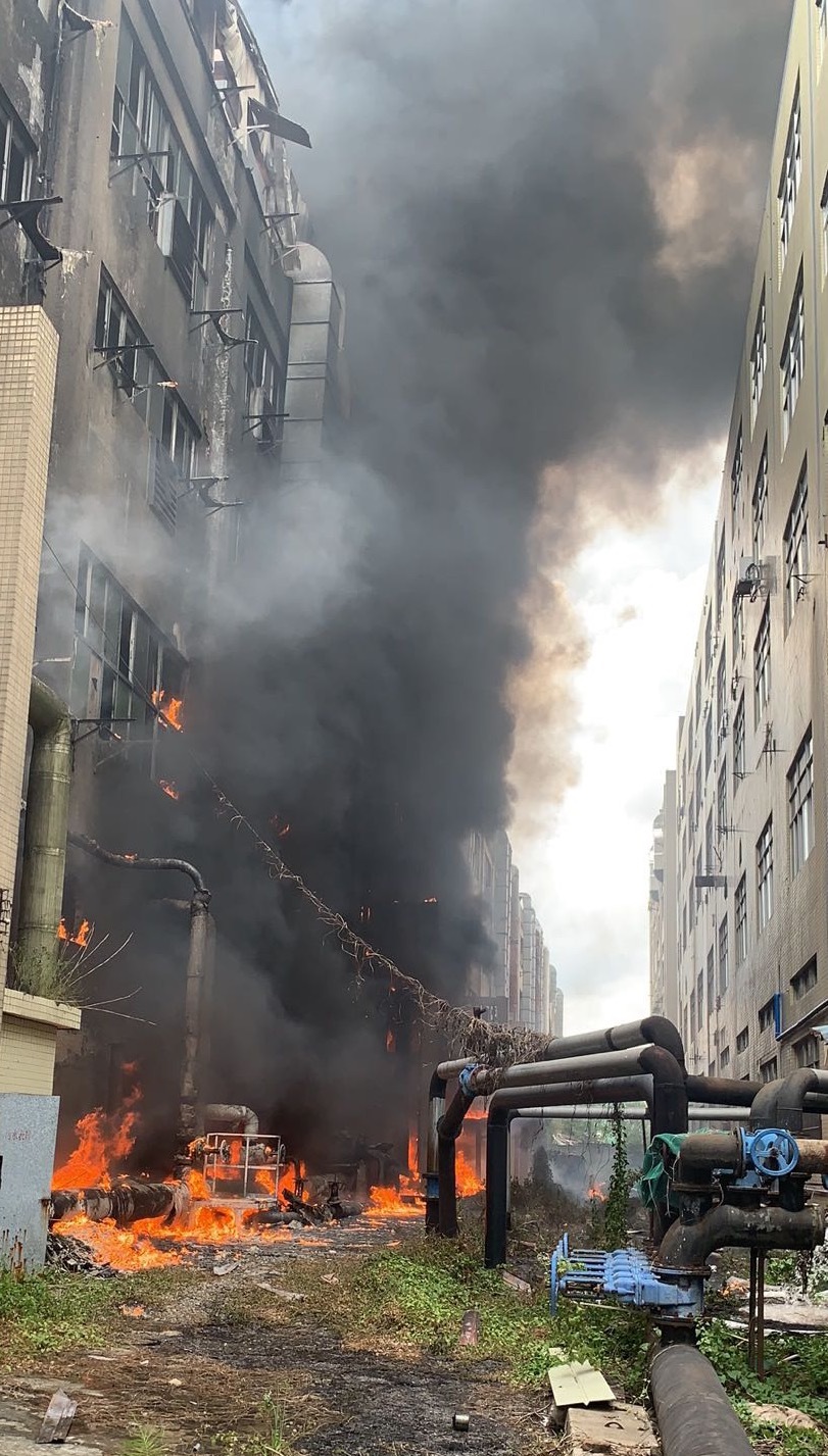 广州一工业园起火浓烟滚滚,无人员伤亡
