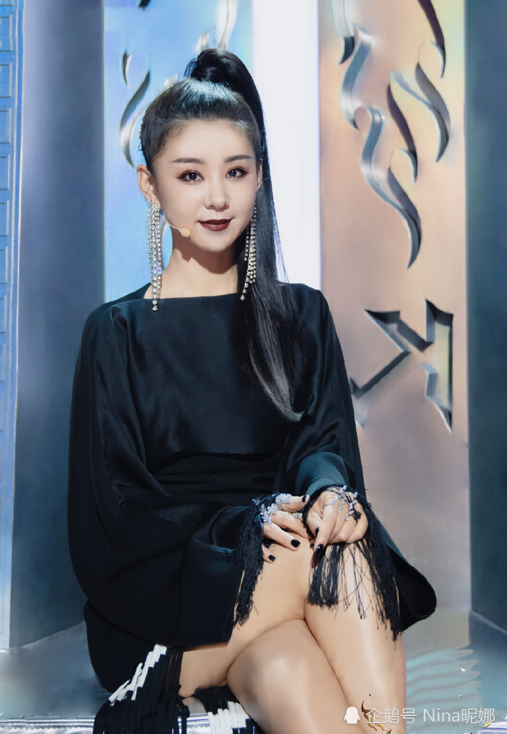 35岁李小萌太会打扮,穿露背裙挂十几条"土豆丝",女人味都溢出
