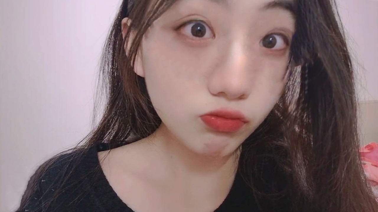 满天星小姐姐再次蹿红,一张"摘眼镜"照片不胫而走,网友:这还是本人吗?