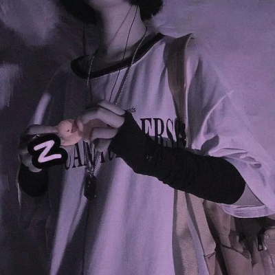 很喜欢很喜欢却不能在一起,就像小松鼠包着满嘴栗子,舍不得吞下去一样