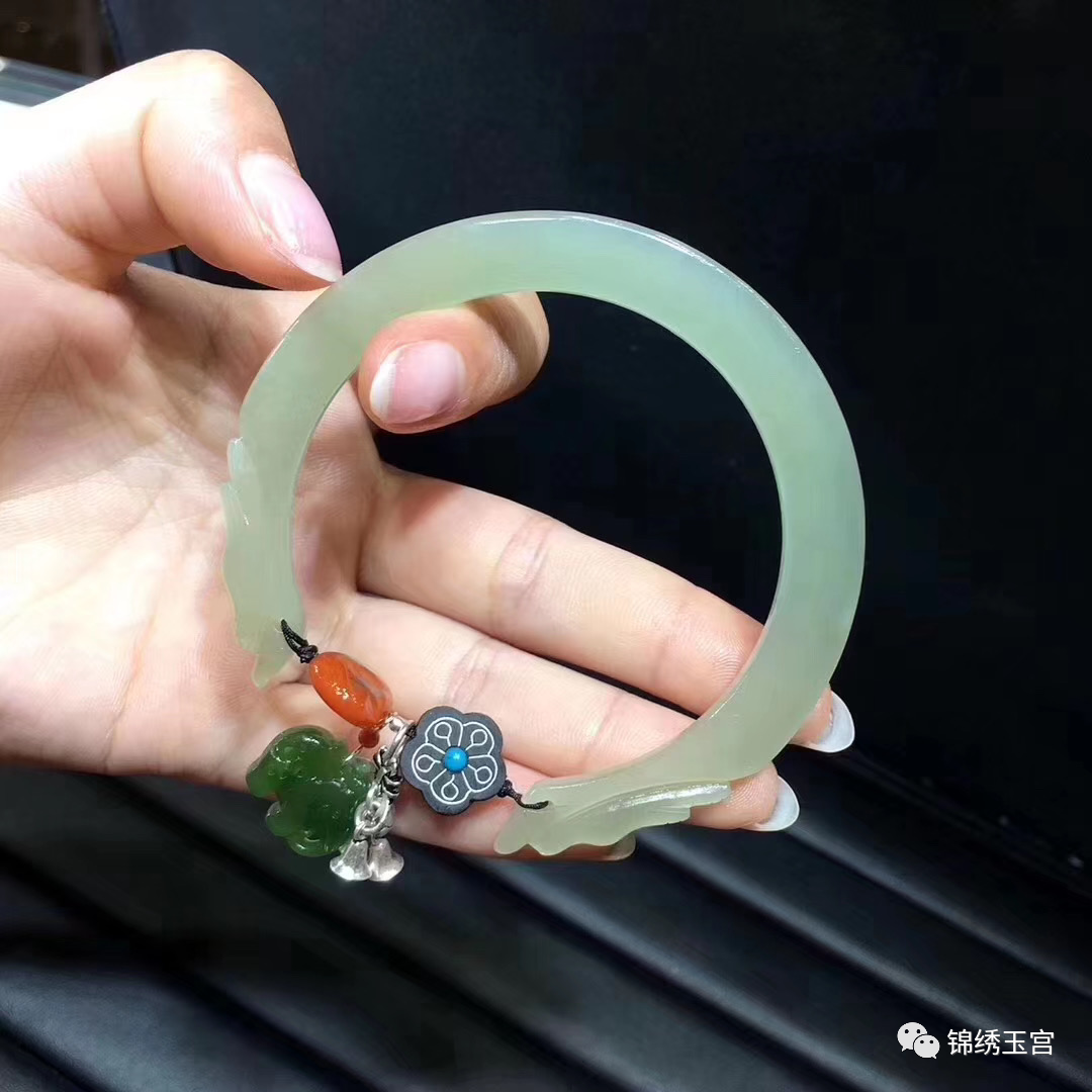 在中国古代,玉镯是心灵的寄托,是长辈们与晚辈们心灵与心灵沟通的桥梁