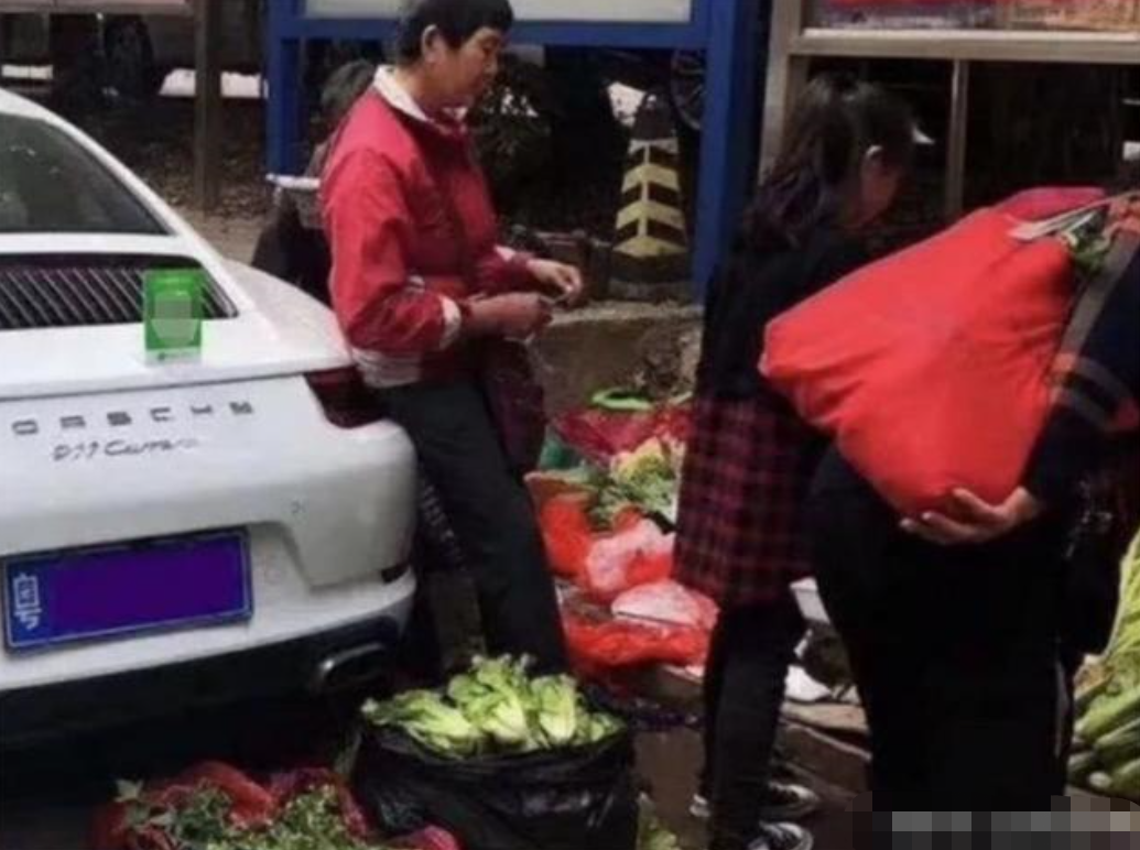 60岁大妈街边买菜走红,保时捷实力抢镜,网友:土豪的快乐