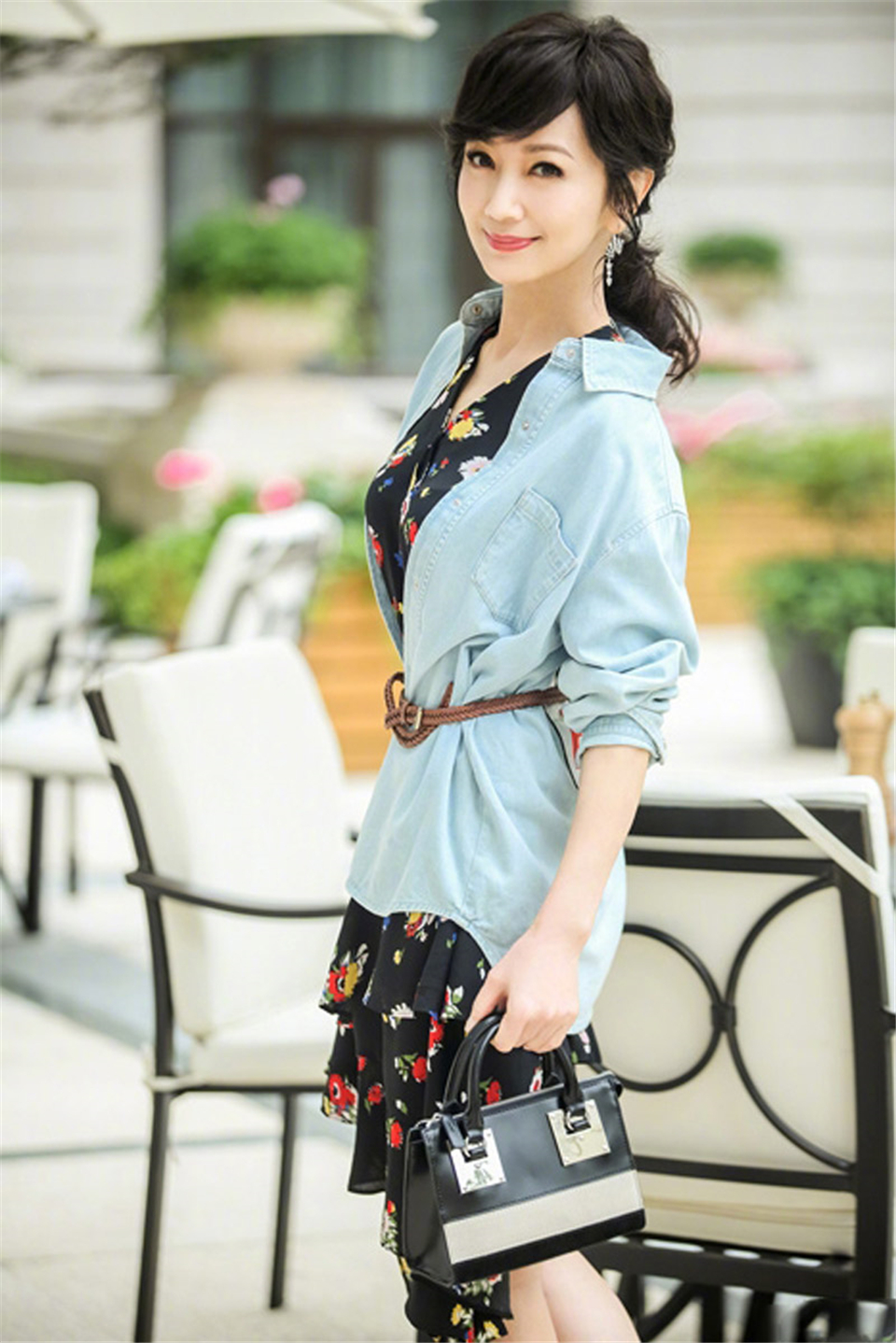 时尚知性气质香港影视演员美女明星赵雅芝牛仔外套魅力写真