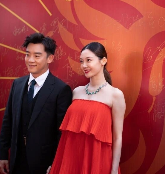 郑恺夫妇婚后首次合体!苗苗肚子成全场焦点,粉丝不淡定了