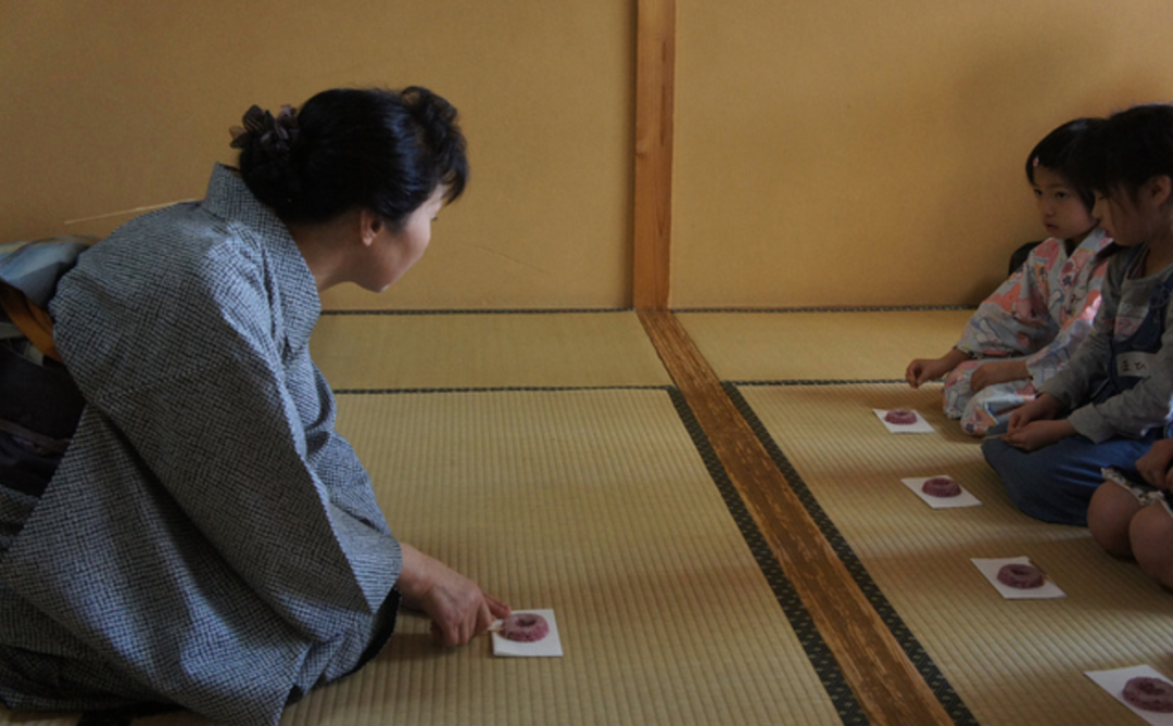 甚至可以说, 日本茶道的茶具 场所以及整体过程都是艺术 但如今,日本
