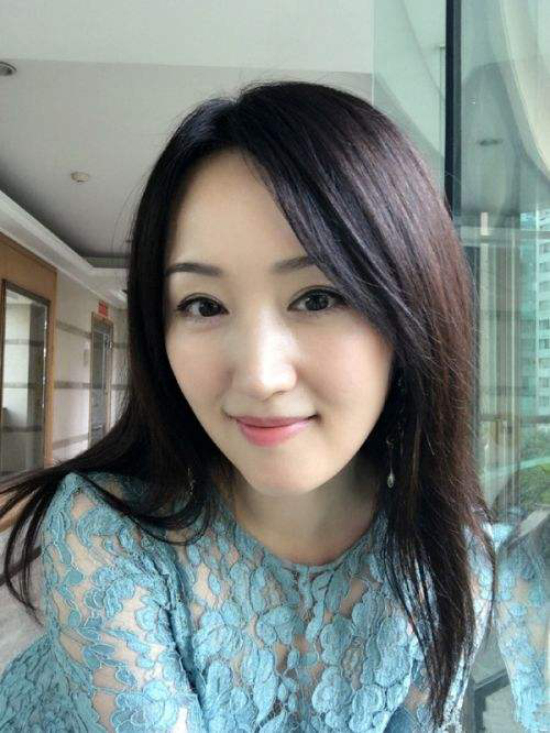 49岁杨钰莹晒生活照,曾经的甜歌皇后,如今却爱上了种菜