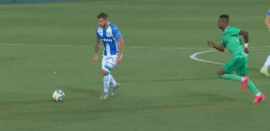 第43分钟,鲁伊瓦尔拉扯阿森西奥被黄牌警告.