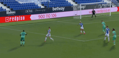 第43分钟,鲁伊瓦尔拉扯阿森西奥被黄牌警告.