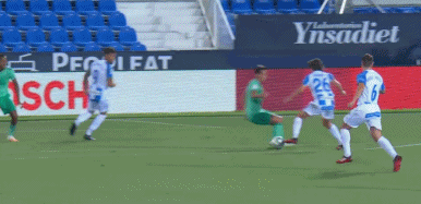 第66分钟,迪亚兹踩踏布斯廷萨被黄牌警告.