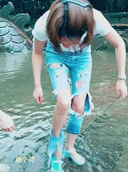 搞笑gif趣图女朋友说爬山腿疼下山的时候就这样走路了