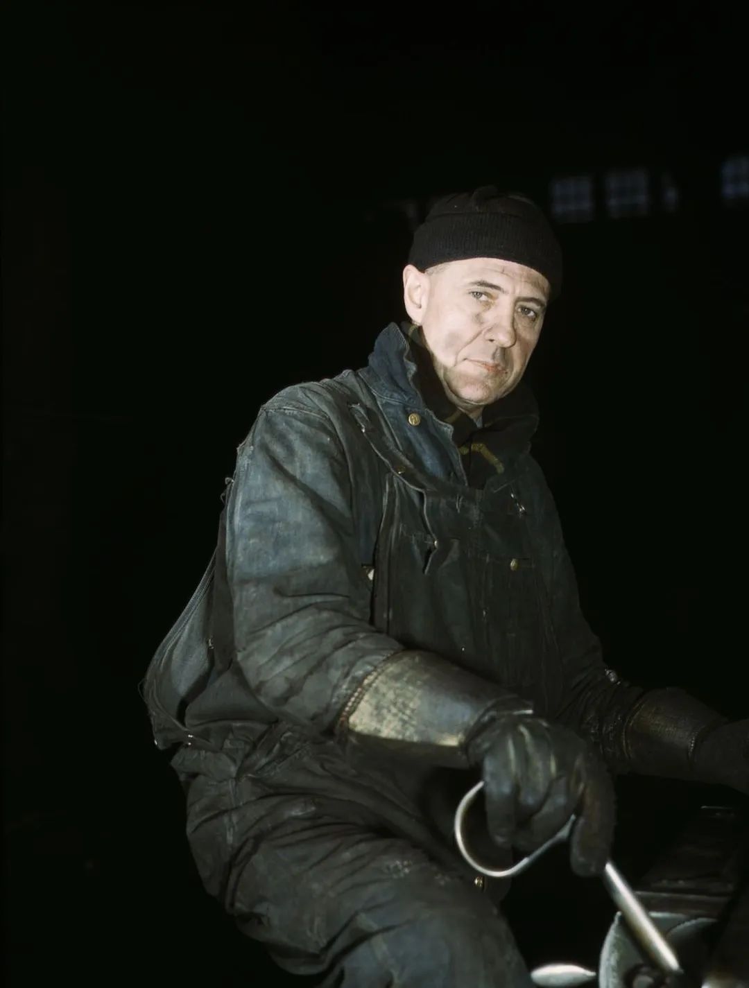 战时美国铁路工人旧照,煤灰与油污挡不住乐观