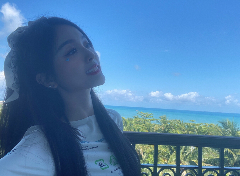 漂亮气质美女明星吴宣仪海景房自拍美照